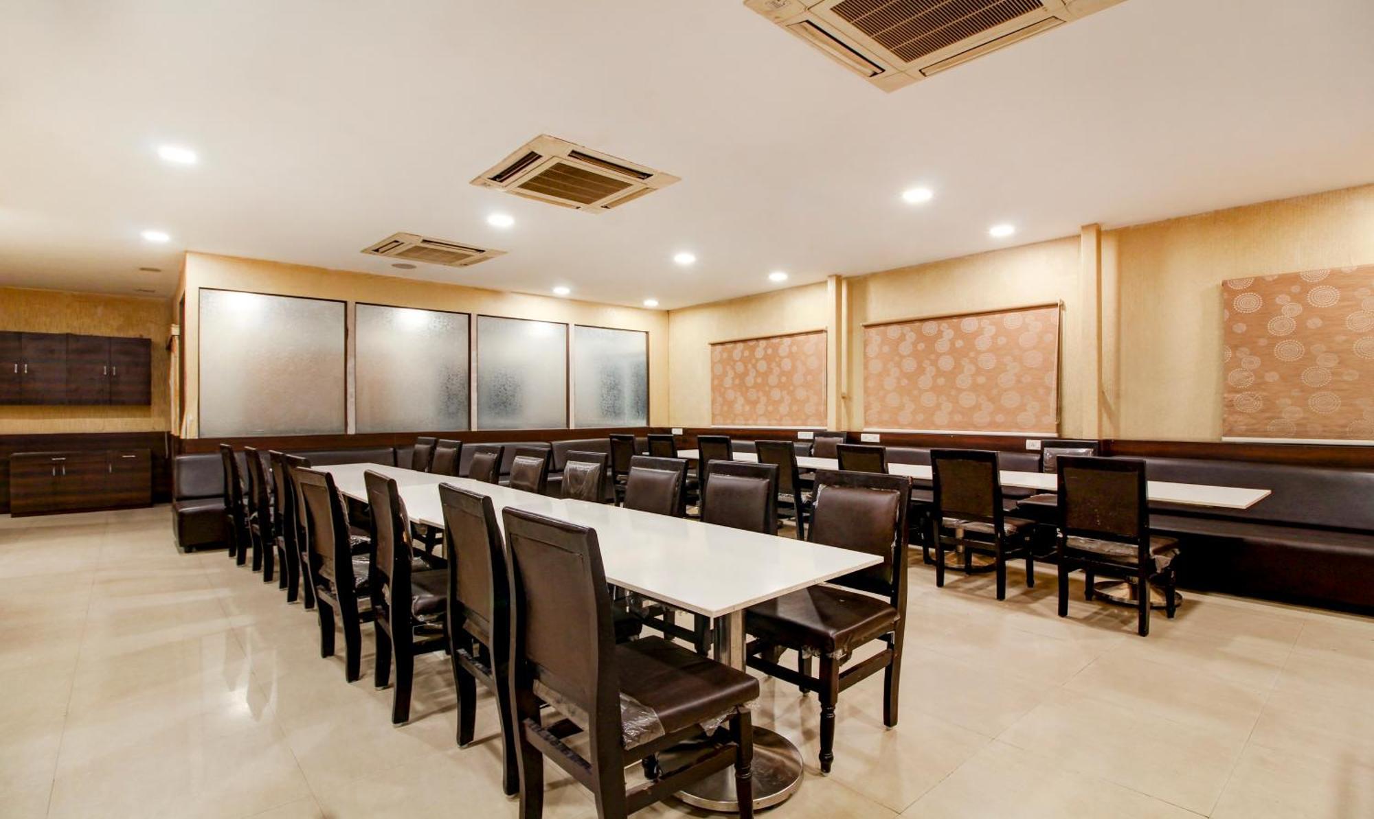 Treebo Trend Hotel Jp Plaza Nampally Hyderabad Exterior foto